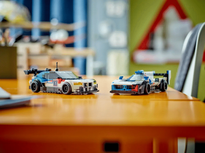 LEGO Speed Champions - BMW M4 GT3 & BMW M Hybrid V8 Race Cars - 76922 - Image 4