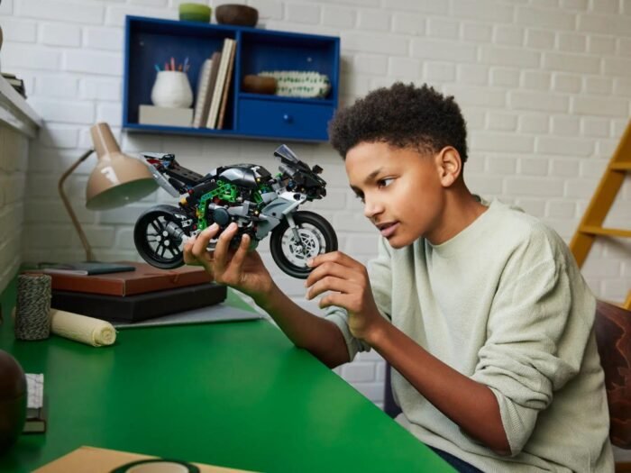LEGO Technic - Kawasaki Ninja H2R - 42170 - Image 5