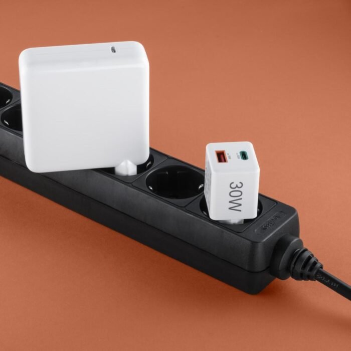 HAMA Бързо мини Gan зарядно, 30 W, 1x USB-C, 1x USB-A, PD, бял - Image 12